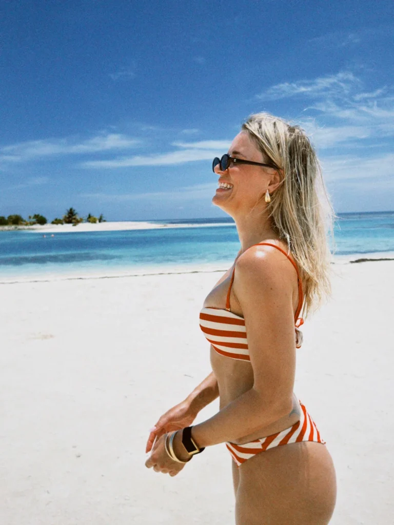 Adrienne Koleszár w biało-czerwonym bikini na plaży Adrienne Koleszár w biało-czerwonym bikini na plaży