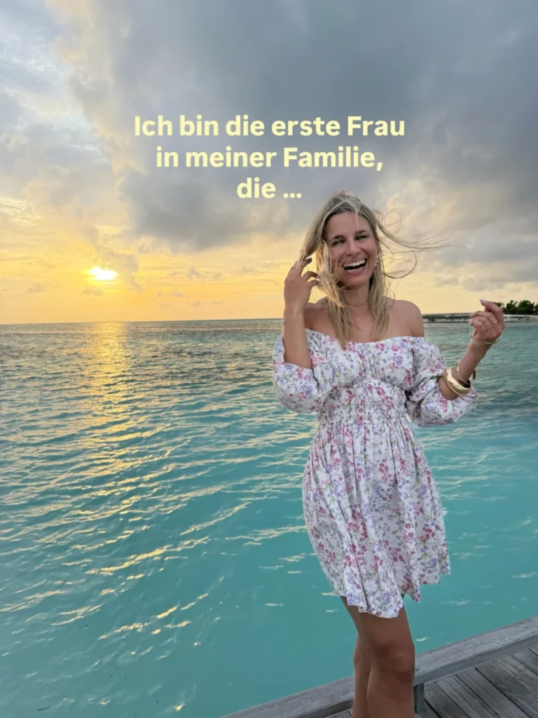 Adrienne Koleszár w sukience nad morzem Adrienne Koleszár w sukience nad morzem