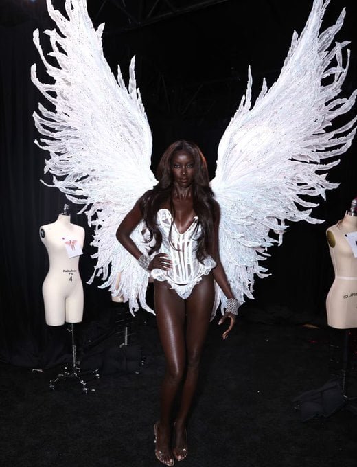 Anok Yai w białym gorsecie i skrzydłach anioła za kulisami pokazu Victoria's Secret 2026