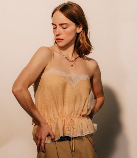 Fani porównali zdjęcia Billie Eilish i internet huczy od plotek o operacji piersi. Ona sama mówiła kiedyś o swoim ciele coś zupełnie innego Billie Eilish w brzoskwiniowym topie z koronką na sesji kampanii John Hardy