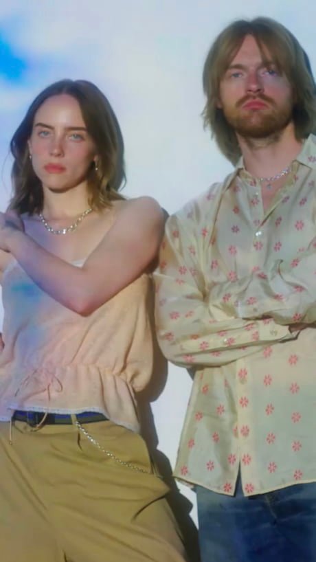 Fani porównali zdjęcia Billie Eilish i internet huczy od plotek o operacji piersi. Ona sama mówiła kiedyś o swoim ciele coś zupełnie innego Billie Eilish i Finneas na drugim zdjęciu z kampanii John Hardy
