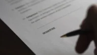 Podpisywanie dokumentu piórem, formalności spadkowe i testament