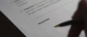 Masz sześć miesięcy, żeby powiedzieć „nie”. Po tym terminie długi zmarłego są już twoim problemem