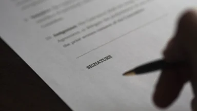 Podpisywanie dokumentu piórem, formalności spadkowe i testament