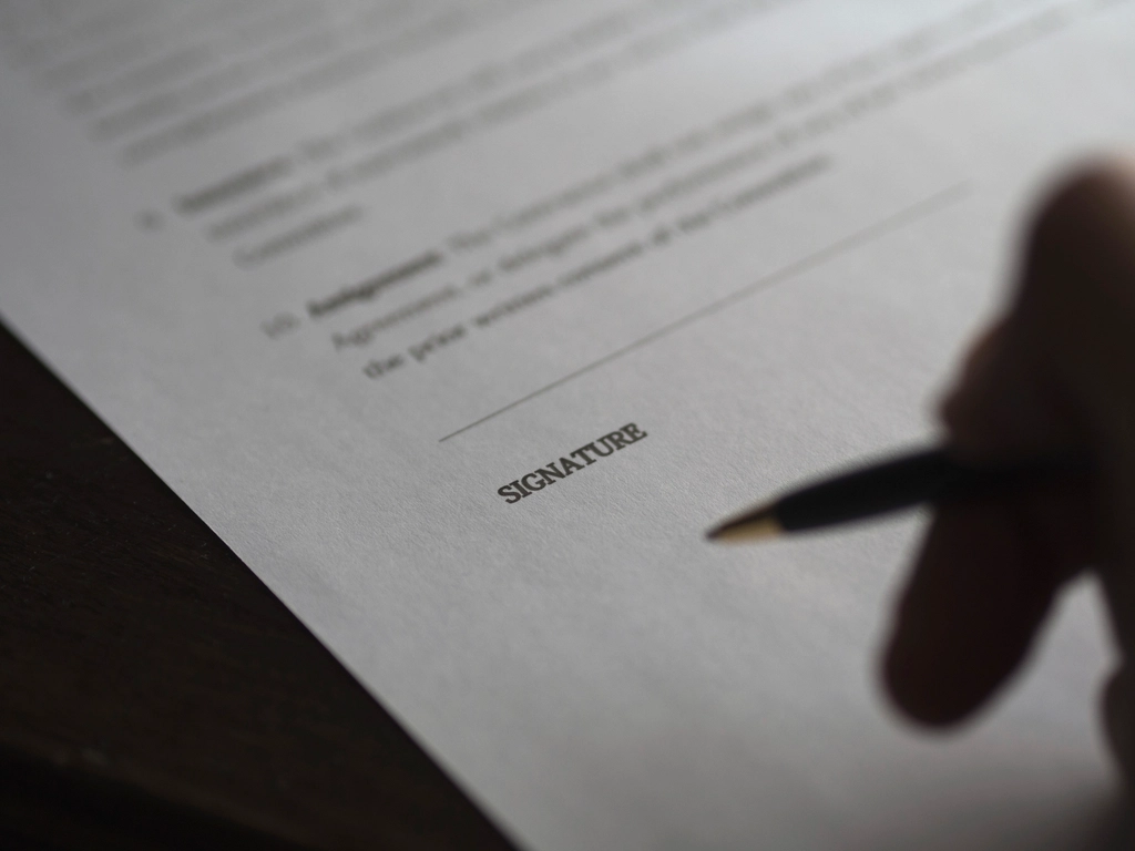 Podpisywanie dokumentu piórem, formalności spadkowe i testament