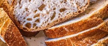 Pokrojony bochenek chleba na zakwasie z widocznym miękiszem