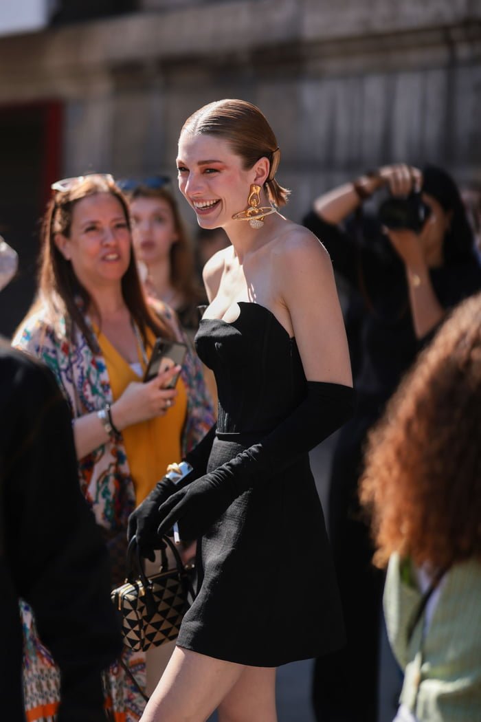 Hunter Schafer w czarnej sukience Hunter Schafer w czarnej sukience i długich rękawiczkach wśród fotoreporterów