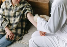 Jak wzmocnić układ immunologiczny u dorosłych? Nawyki, witamina D i szczepienia