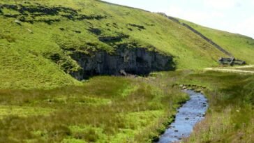 Potok Mossdale Beck znika pod wapiennym urwiskiem Mossdale Scar, gdzie zaczyna się jaskinia Mossdale Caverns