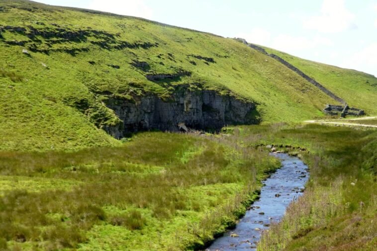 W 1967 roku ulewa uwięziła sześciu grotołazów w jaskini Mossdale. Spoczywają w jej głębi do dziś Potok Mossdale Beck znika pod wapiennym urwiskiem Mossdale Scar, gdzie zaczyna się jaskinia Mossdale Caverns