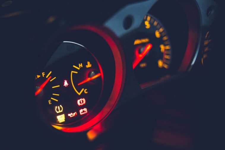 Lampka rezerwy świeci od dwóch dni, a ty dalej jeździsz, bo stacja po drodze jest droższa. Mechanicy mówią, że oszczędność może zjeść pompa paliwa za kilka tysięcy Wskaźnik poziomu paliwa w samochodzie, jazda na rezerwie