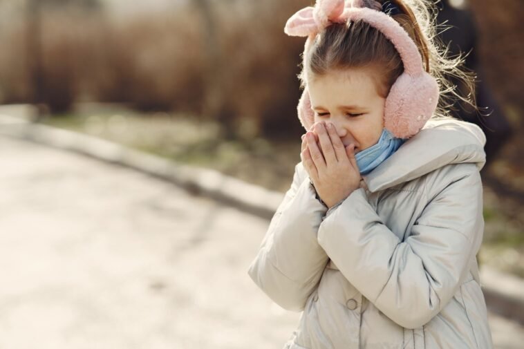Młoda kobieta kicha, odruch kichania na słońce