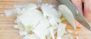 Krojenie cebuli nożem na drewnianej desce