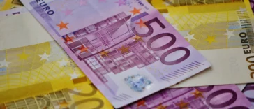 Banknoty euro na stole, ilustracja do limitu płatności gotówkowych w Unii Europejskiej