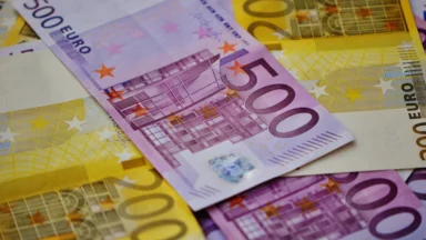 Banknoty euro na stole, ilustracja do limitu płatności gotówkowych w Unii Europejskiej