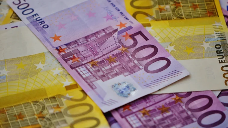 Zapłacisz gotówką za auto i usłyszysz prośbę o dowód. Powyżej 43 tysięcy złotych transakcja w ogóle nie przejdzie Banknoty euro na stole, ilustracja do limitu płatności gotówkowych w Unii Europejskiej