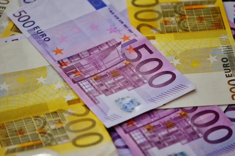 Zapłacisz gotówką za auto i usłyszysz prośbę o dowód. Powyżej 43 tysięcy złotych transakcja w ogóle nie przejdzie Banknoty euro na stole, ilustracja do limitu płatności gotówkowych w Unii Europejskiej