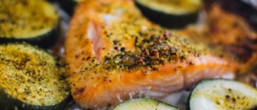 Pieczony filet z łososia z przyprawami i cukinią na blasze