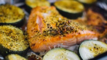 Pieczony filet z łososia z przyprawami i cukinią na blasze