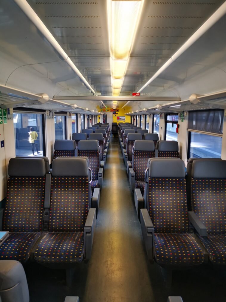 Granatowe fotele w kolorowe kropki jeżdżą od Londynu po Sydney. Ten wzór ma ukryć to, czego pasażer nie powinien zobaczyć Puste wnętrze wagonu kolejowego z granatowymi fotelami we wzór kolorowych kropek