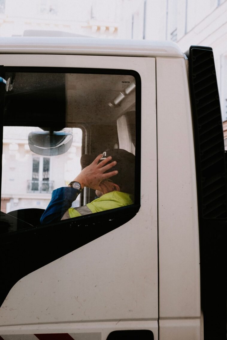 Odchylasz fotel na parkingu i zasypiasz. Zakazu nie ma, ale wystarczy rozstawiony stolik, żeby zrobiło się wykroczenie Odchylasz fotel na parkingu i zasypiasz. Zakazu nie ma, ale wystarczy rozstawiony stolik, żeby zrobiło się wykroczenie