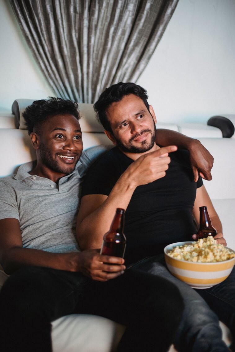 Wieczór filmowy w domu: co obejrzeć i co podać zamiast chipsów