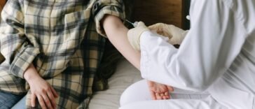 Zaraża się prawie każdy, a większość nie ma o tym pojęcia. U części ten wirus po latach daje raka, któremu w pełni można zapobiec
