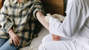 Zaraża się prawie każdy, a większość nie ma o tym pojęcia. U części ten wirus po latach daje raka, któremu w pełni można zapobiec
