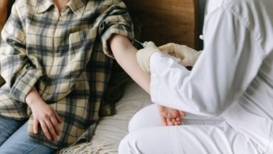 Zaraża się prawie każdy, a większość nie ma o tym pojęcia. U części ten wirus po latach daje raka, któremu w pełni można zapobiec