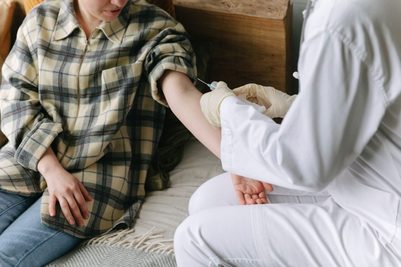 Zaraża się prawie każdy, a większość nie ma o tym pojęcia. U części ten wirus po latach daje raka, któremu w pełni można zapobiec