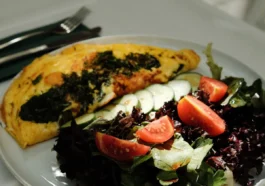 Prosty omlet: przepis z 3 jajek w 8 minut i 4 warianty