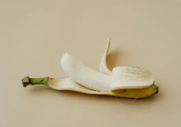 Skórka od banana na zęby: czy wybiela i co naprawdę działa