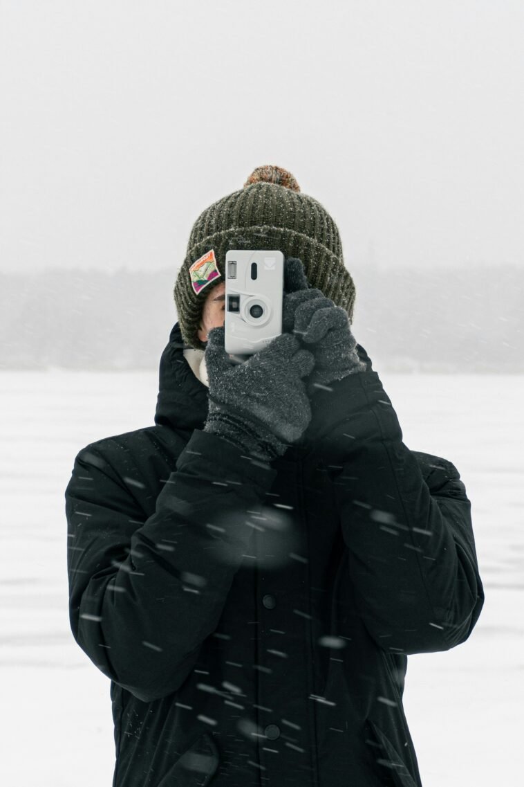 Na mrozie telefon pokazuje 40 procent baterii i nagle gaśnie. Nie zepsuł się, tylko w środku zgęstniało coś, bez czego prąd nie popłynie Osoba robi zdjęcie telefonem na śniegu, bateria telefonu na mrozie