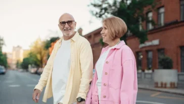 Uśmiechnięta para seniorów na spacerze w mieście, temperament a zdrowie i długość życia