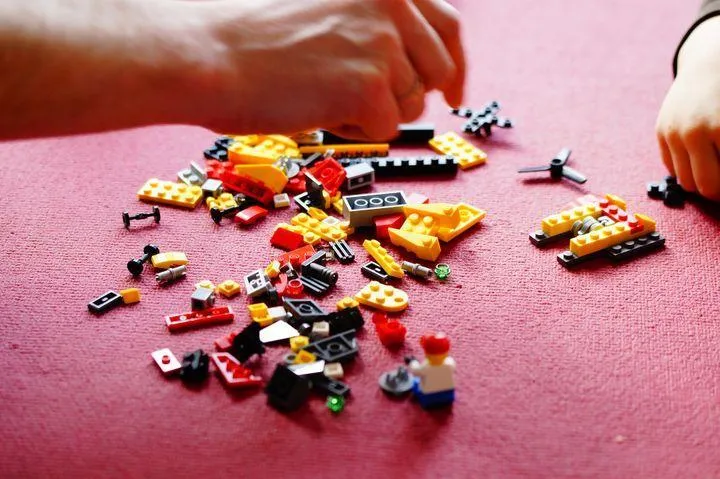 Decouple LEGO Pieces